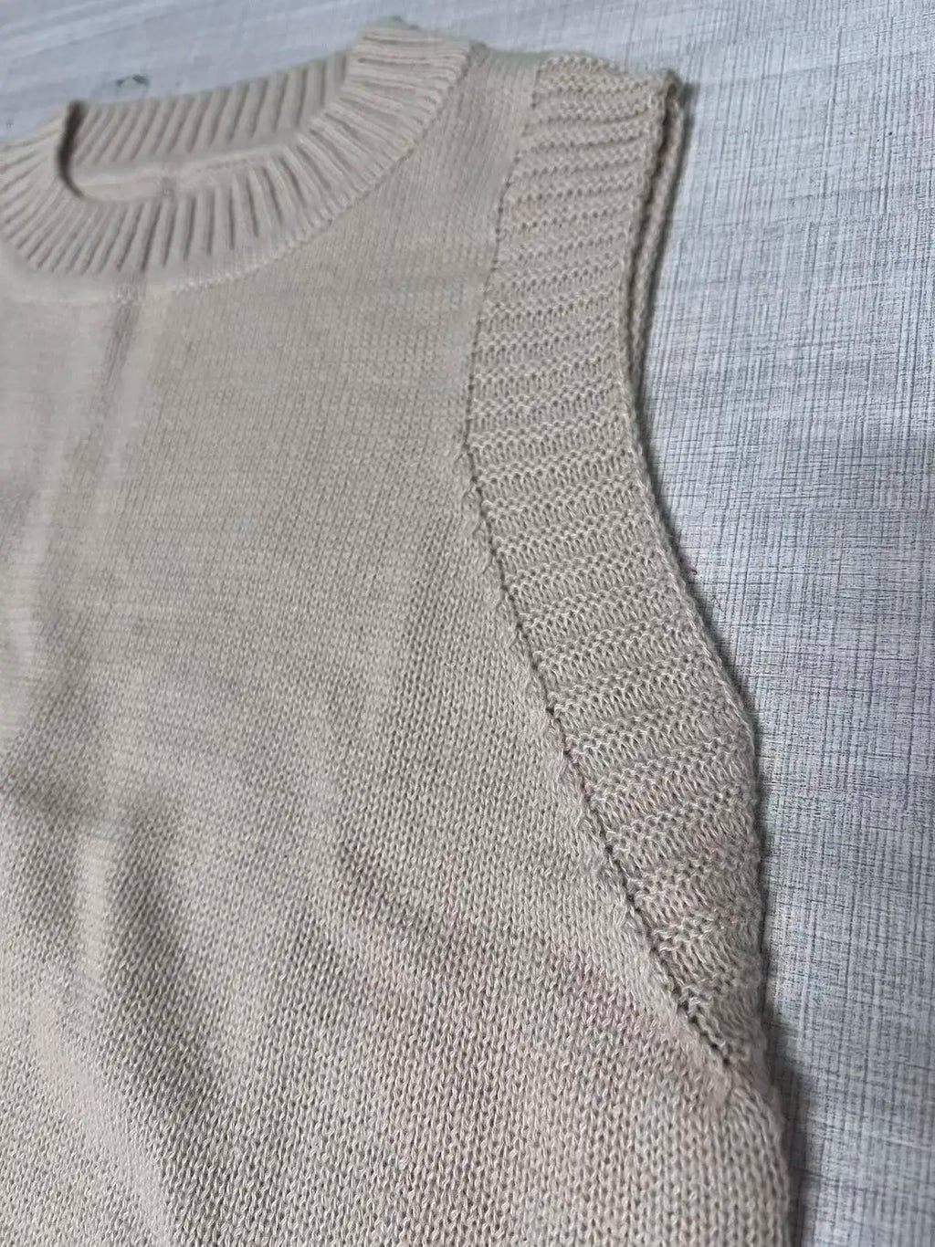 Women's Minimalist  Knit Vest Sweater Sleeveless Round Neck Button-Front Design Preppy Business Casual Style For Office